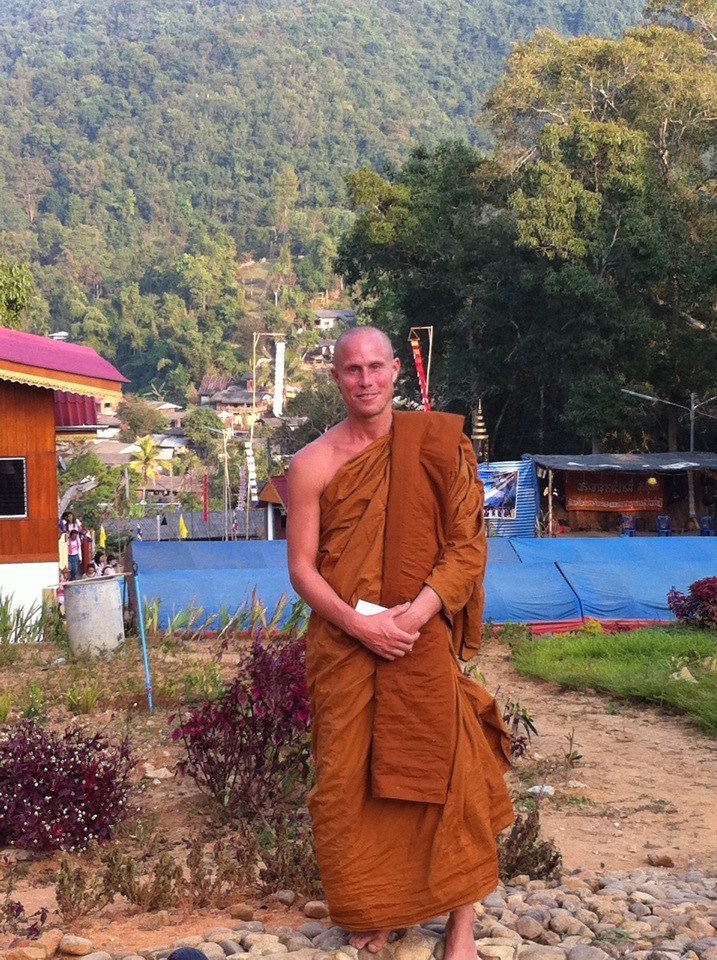 moine bouddhiste blanc en thailande