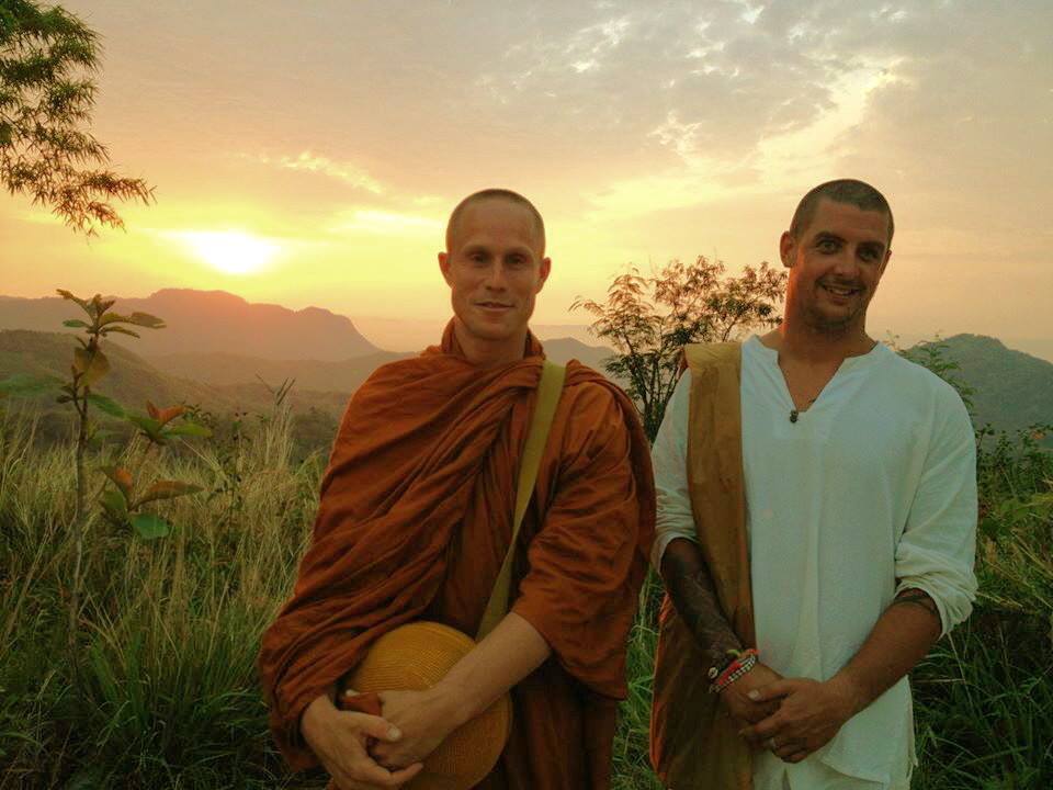 moine bouddhiste blanc en thailande